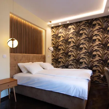 Square 6 Apartment *
