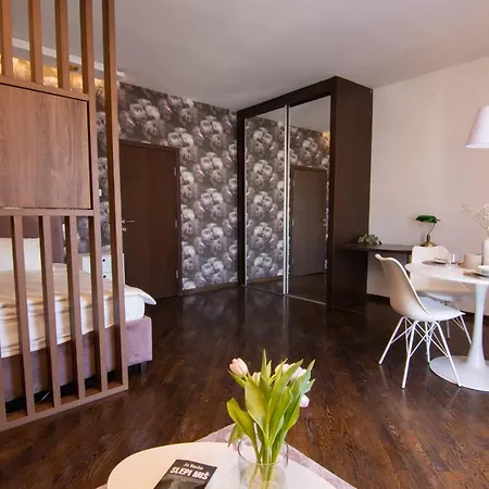 Square 6 Apartment *
