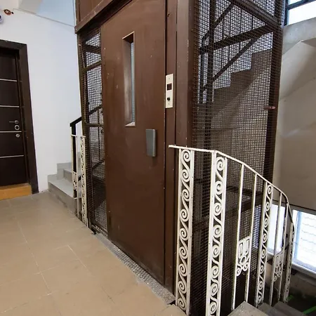 Square 6 Apartment