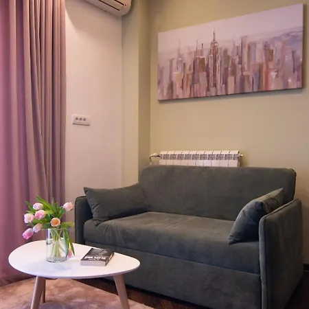 Square 6 Apartment *