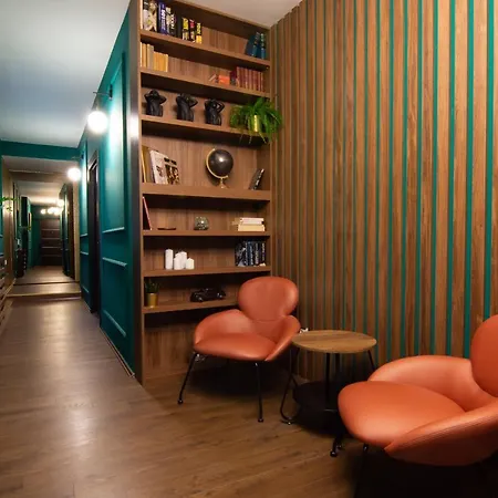 Apartment Square 6