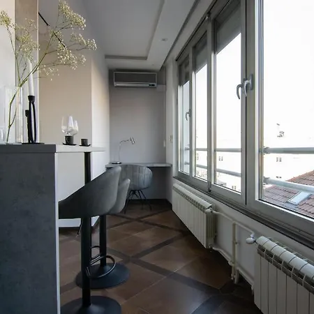 Square 6 Apartment